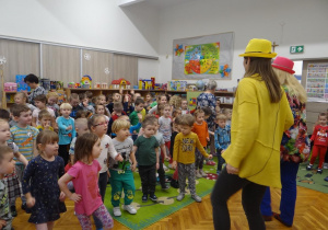 przedszkolaki tańczą z panią Ulą